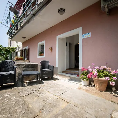 Luna Quiet Retreat, Close To Koper, Aircon, Parking