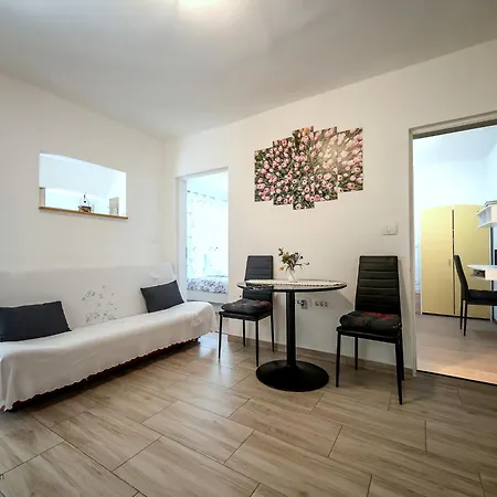 Luna Quiet Retreat, Close To Koper, Aircon, Parking *