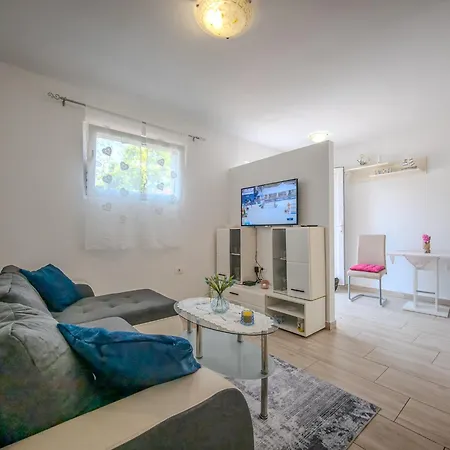 Luna Quiet Retreat, Close To Koper, Aircon, Parking