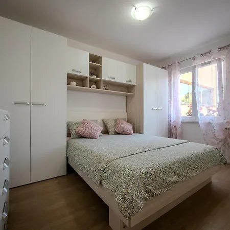Luna Quiet Retreat, Close To Koper, Aircon, Parking *