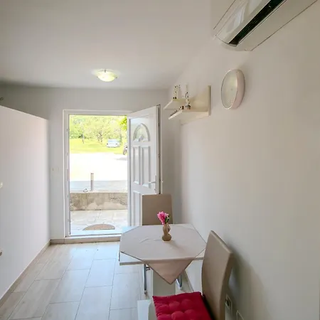 Luna Quiet Retreat, Close To Koper, Aircon, Parking