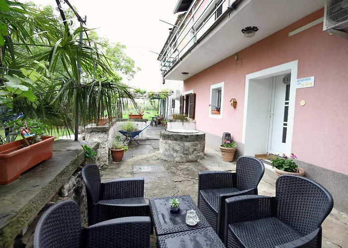 Luna Quiet Retreat, Close To Koper, Aircon, Parking شقة *