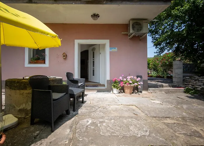 Luna Quiet Retreat, Close To Koper, Aircon, Parking *