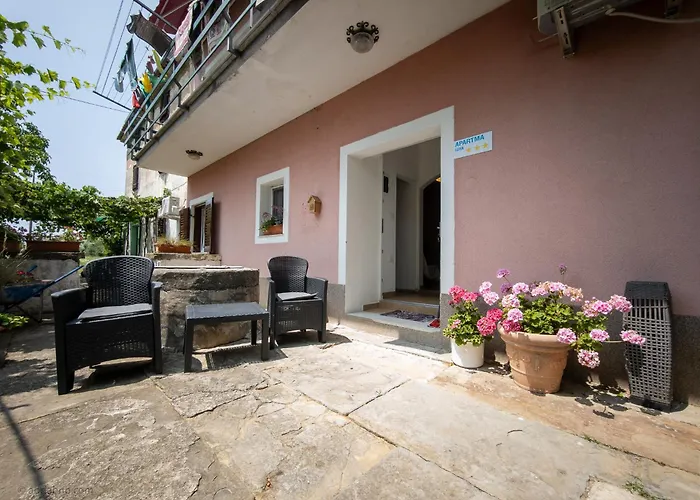 Luna Quiet Retreat, Close To Koper, Aircon, Parking