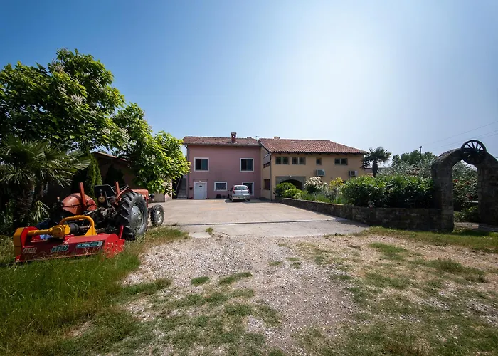 Luna Quiet Retreat, Close To Koper, Aircon, Parking شقة