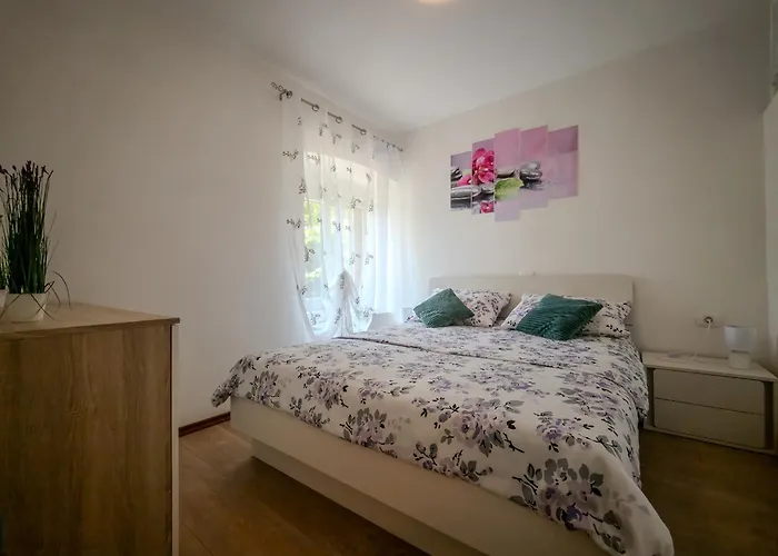 Luna Quiet Retreat, Close To Koper, Aircon, Parking شقة *