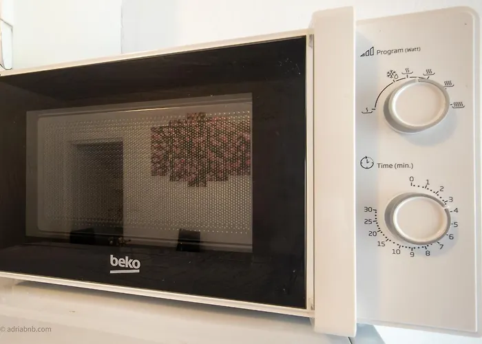 Luna Quiet Retreat, Close To Koper, Aircon, Parking شقة