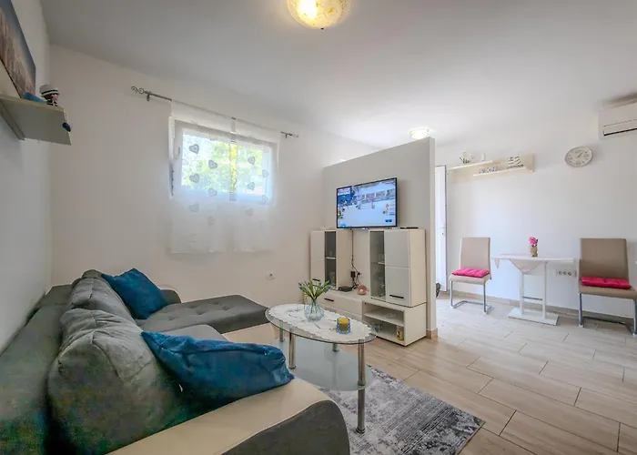 Luna Quiet Retreat, Close To Koper, Aircon, Parking