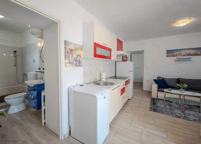 Luna Quiet Retreat, Close To Koper, Aircon, Parking شقة *