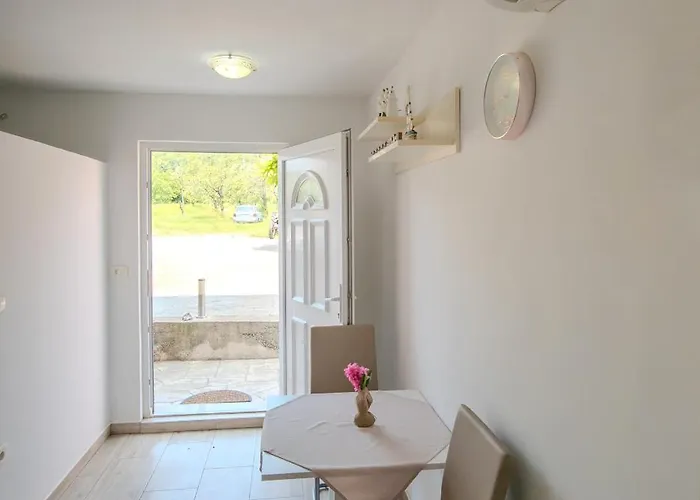 Luna Quiet Retreat, Close To Koper, Aircon, Parking